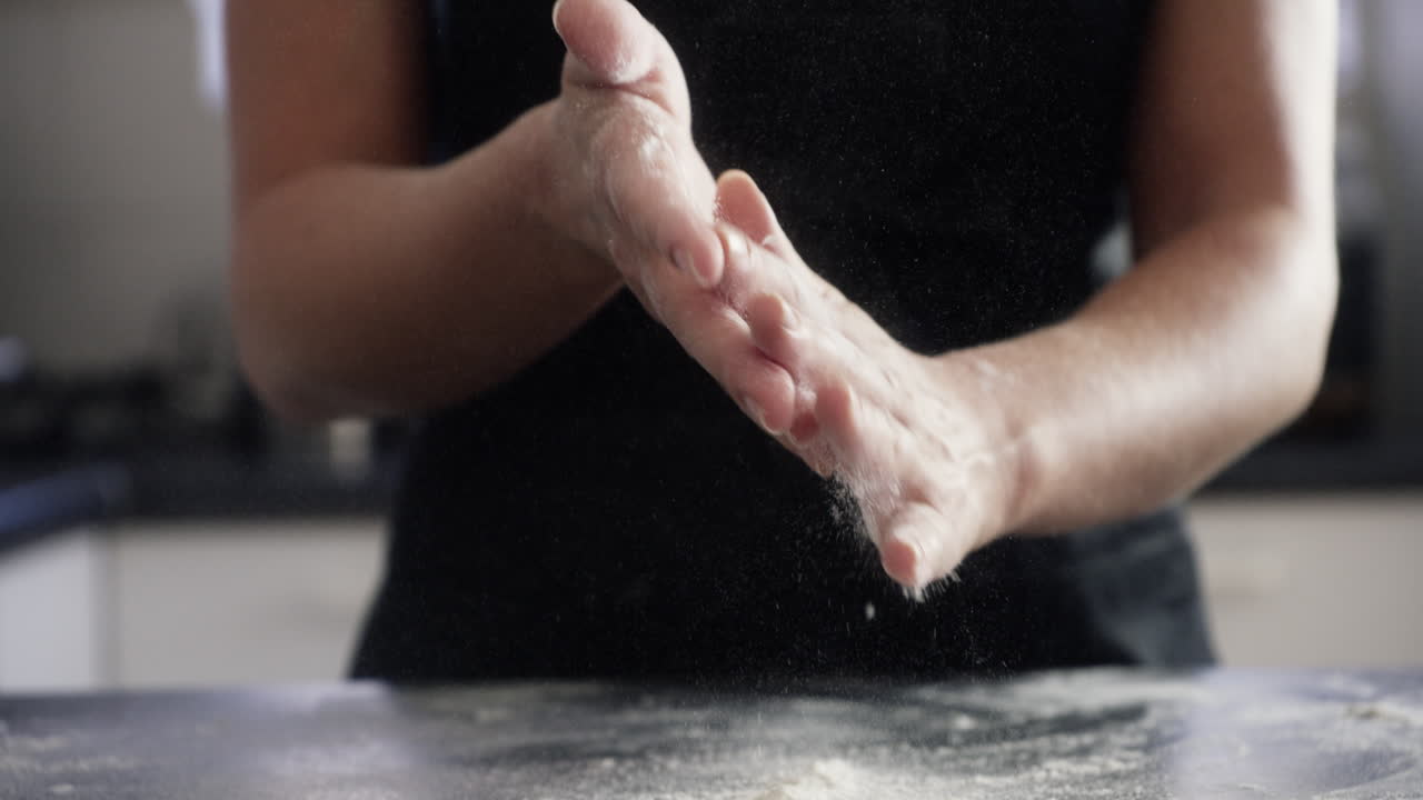 항상 잘 밀가루로 된 표면으로 시작하십시오.