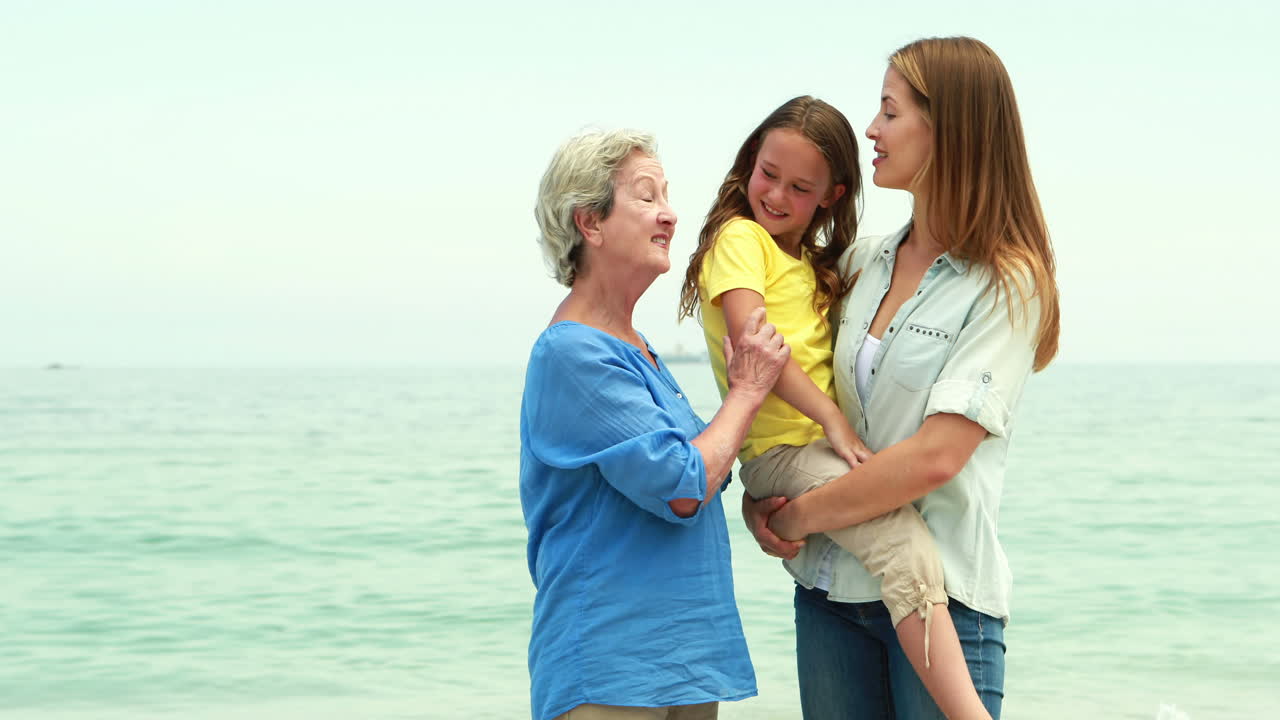 할머니가 손녀를 포옹하고 있다