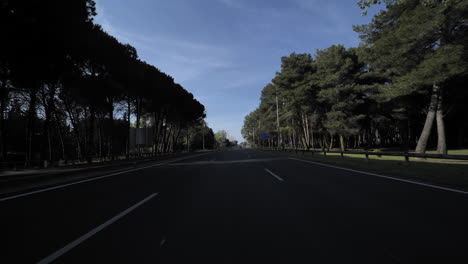 Carretera-De-Asfalto-Vacía-Durante-El-Cierre-De-Francia