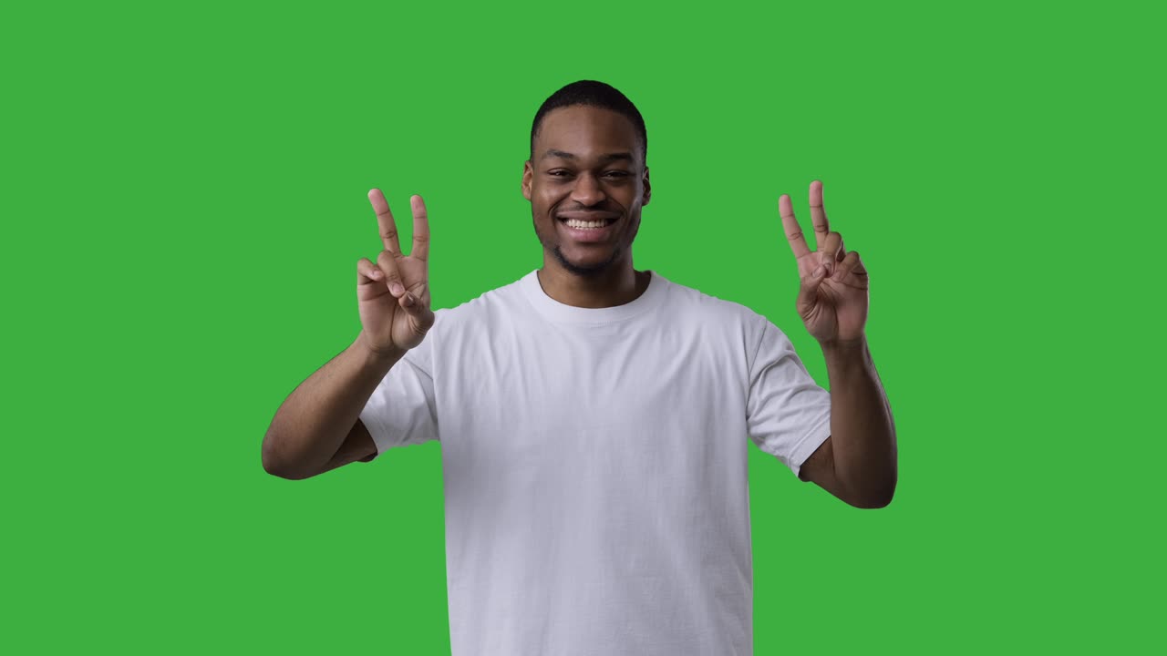 hombre feliz dando el signo de la mano v