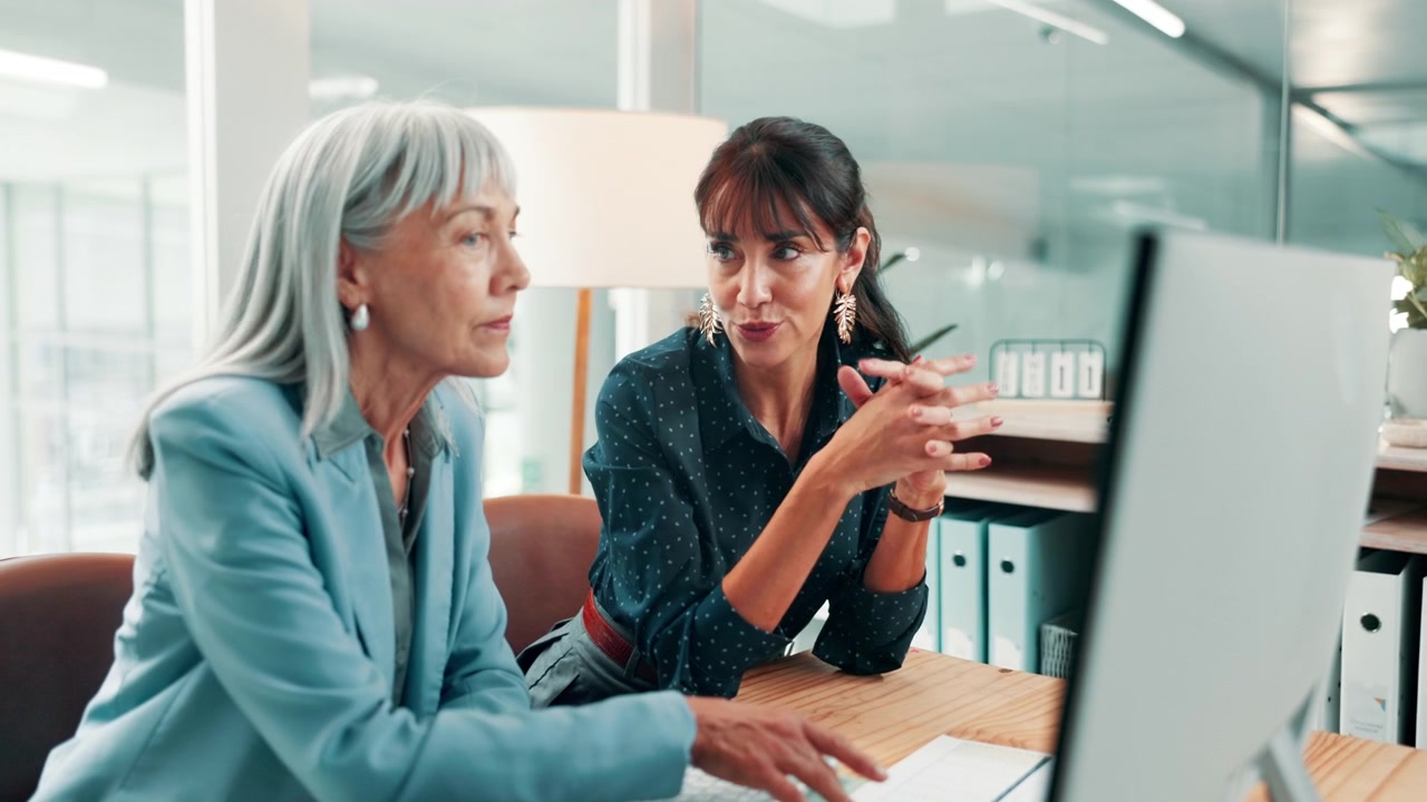Due professioniste che collaborano a un progetto in un ufficio moderno