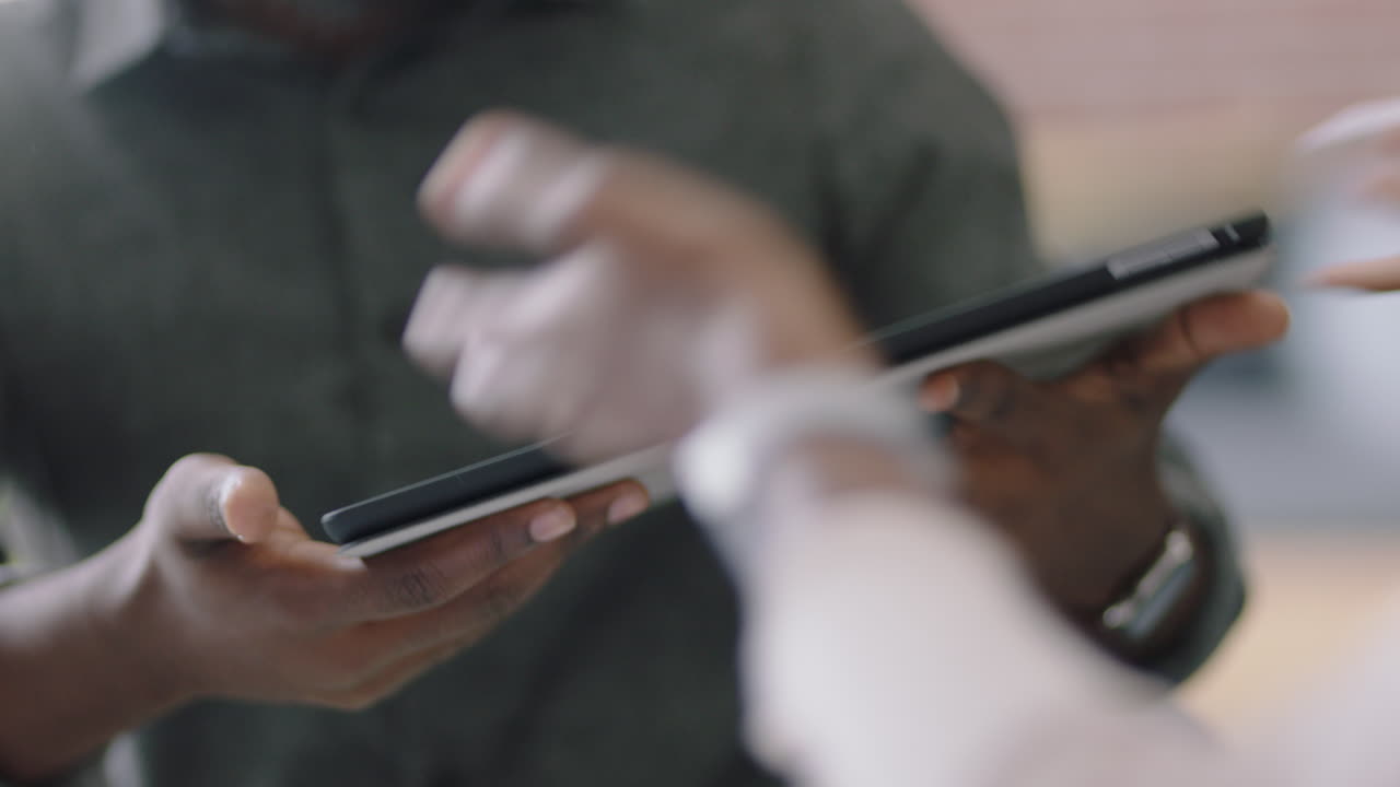 cerca ingenieros afroamericanos desarrollando un prototipo de turbina de motor usando una tableta digital compartiendo ideas de diseño 3d en la pantalla haciendo lluvia de ideas proyecto mecánico en la oficina reunión de presentación