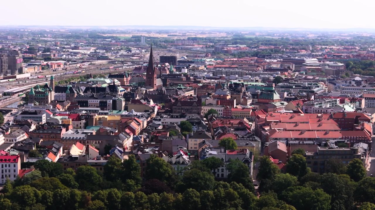 Chiesa di San Pietro, città di Malmö, edifici, vegetazione in una giornata estiva (1 di 2)