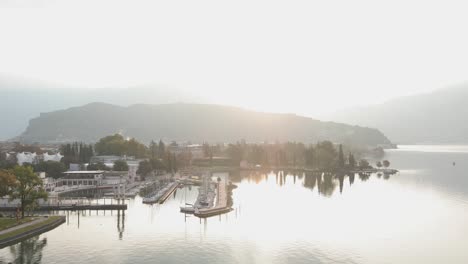 Ciudad-De-Riva-Del-Garda-Italia-Frente-Al-Lago-Y-Puerto-En-La-Luz-Del-Sol-Al-Atardecer