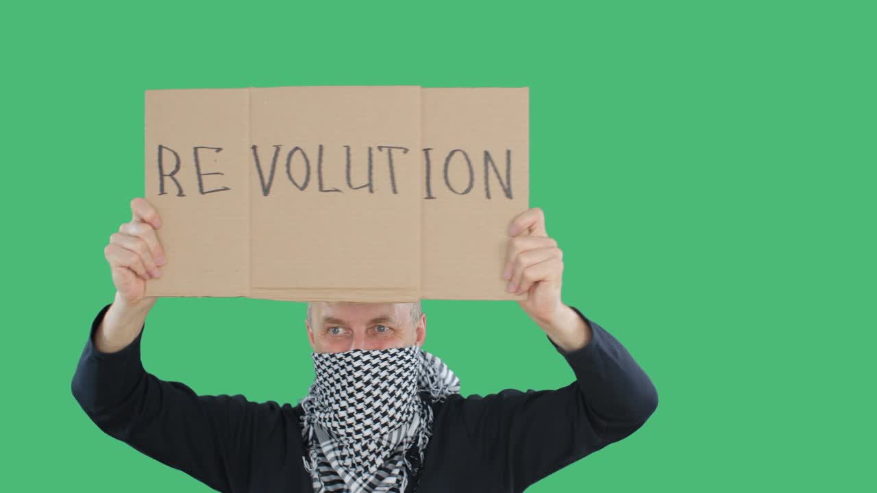 protestujący z rewolucyjnym sztandarem podczas politycznej demonstracji protestacyjnej