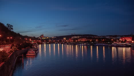 Día-A-Noche-Timelapse-Río-Moldavia-Praga,-República-Checa,-Reflejo-De-Luz