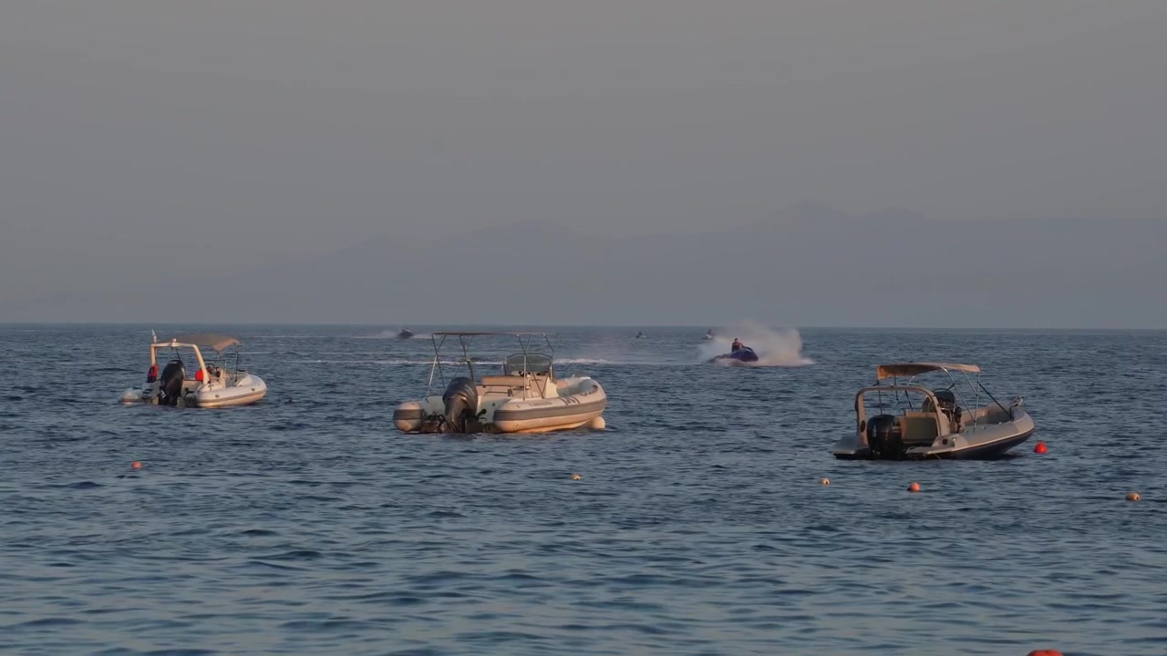 Turisti felici che si divertono e si godono il tempo libero in un resort balneare soleggiato durante le vacanze estive.