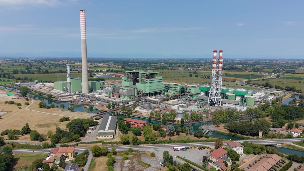 Veduta aerea della centrale termoelettrica di Tavazzano Montanaso in Lombardia, Italia, che mostra infrastrutture per la generazione di elettricità su larga scala e un importante sito energetico industriale