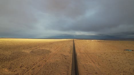 Antena-De-Pastizales-En-El-Norte-De-Arizona-Con-Un-Largo-Camino-Hacia-El-Infinito