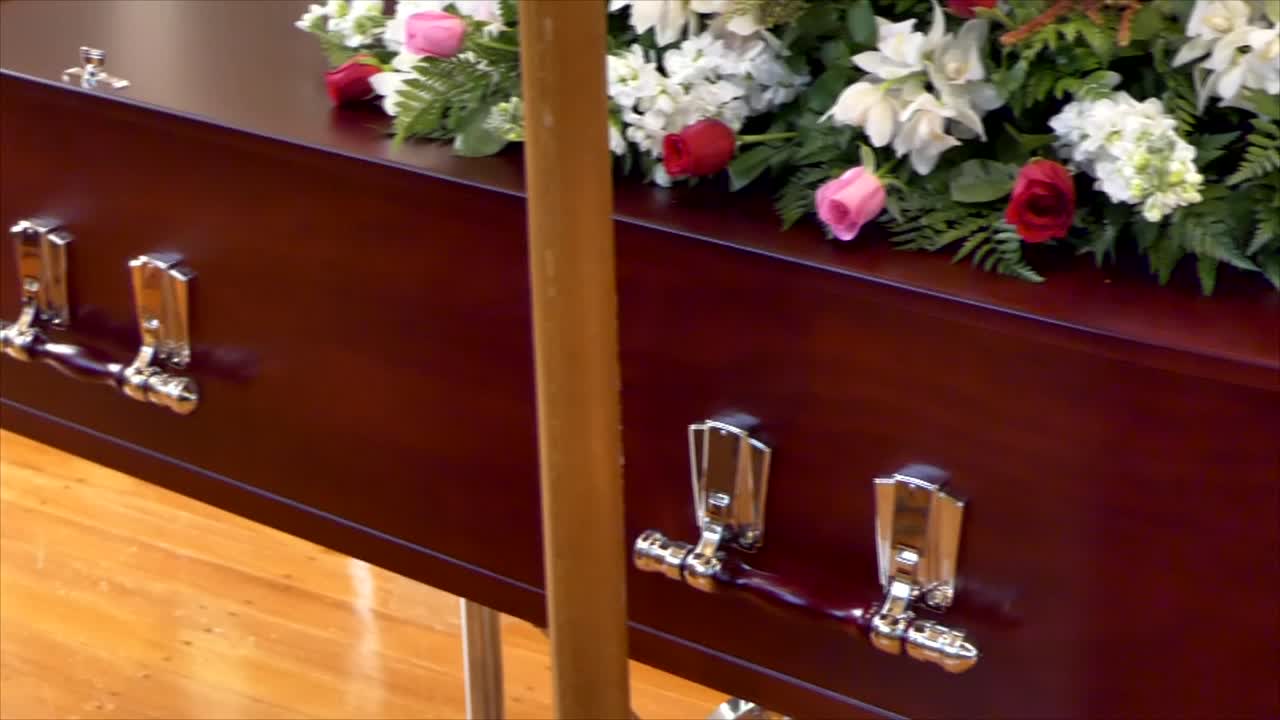 nahaufnahme einer trauerschatulle in einem leichenwagen oder einer kapelle oder beerdigung auf dem friedhof