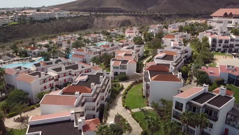 Kanarische-Insel-Spanien-Fuerteventura-Spanien-Drohne-Fliegt-An-Einem-Sonnigen-Tag-über-Luxushotelunterkünften-Im-Tropischen-Paradies