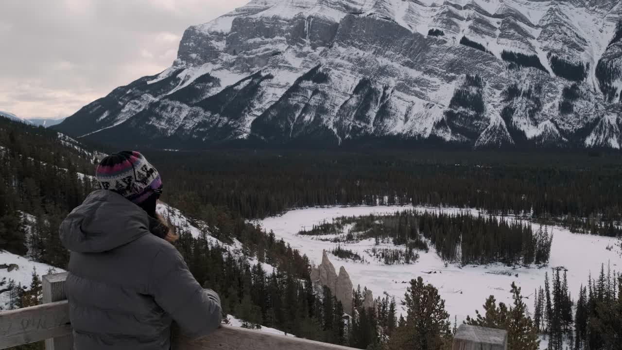 una excursionista disfruta de la increíble vista panorámica del monte rundle en banff, inclinada hacia arriba.
