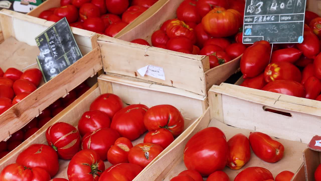 비는 시장 에서 신선 한 농산물 을 전시 하는 것