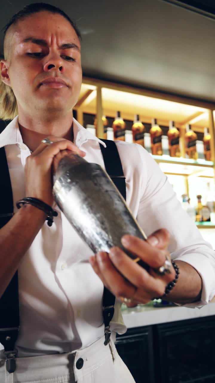 Bartender professionista che prepara un cocktail in un bar