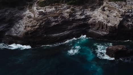 Drohne-Antenne-Schwenk-Rechts-Strand-Front-Klippenseite-Hawaii