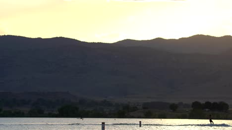 Actividades-De-Deportes-Acuáticos-En-El-Embalse-De-Boulder-Durante-La-Puesta-De-Sol