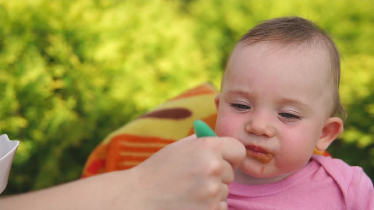 아기에게 먹이를 주고 있다