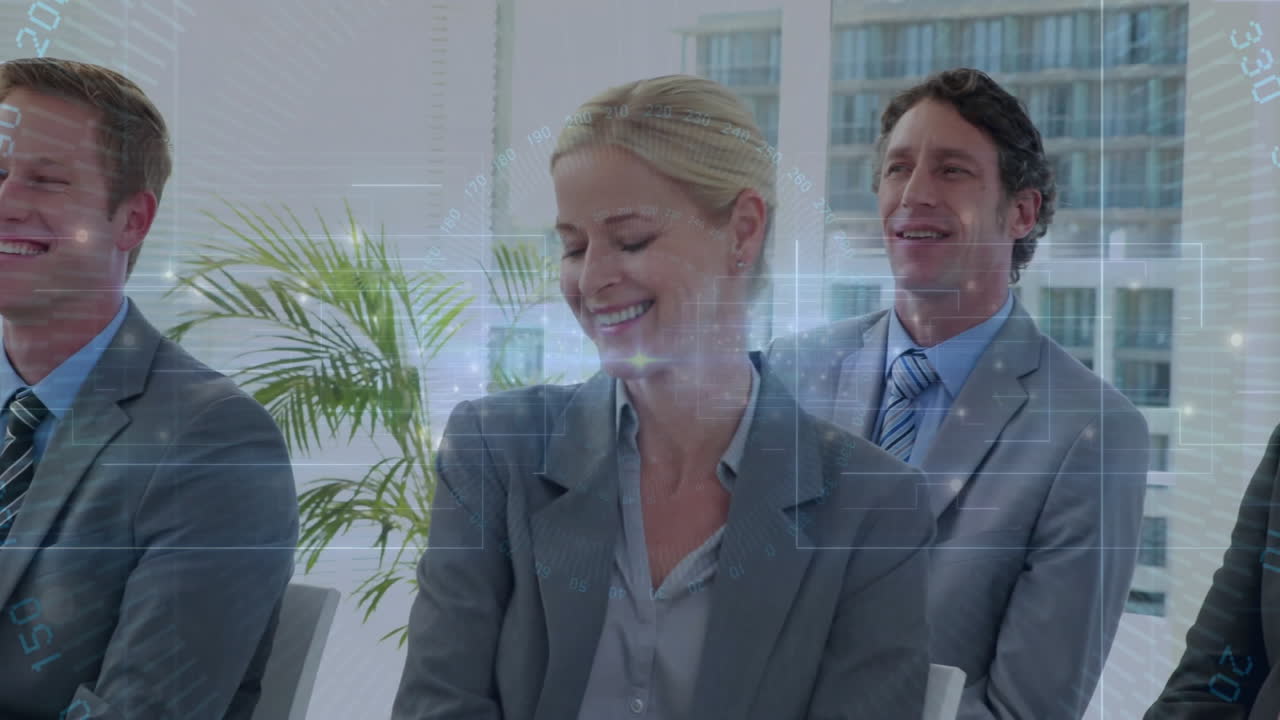 Tre professionisti seduti in un moderno ufficio aziendale che sorridono e utilizzano una sovrapposizione di grafici digitali