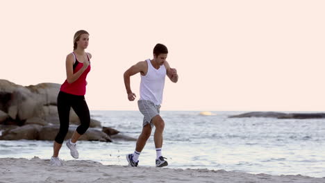 pareja corriendo juntos