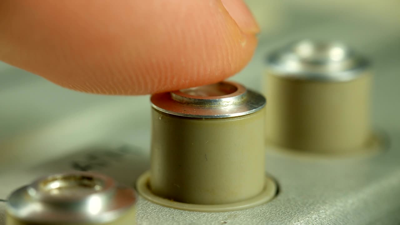 радио набирает, ищет станции. звук старого радио