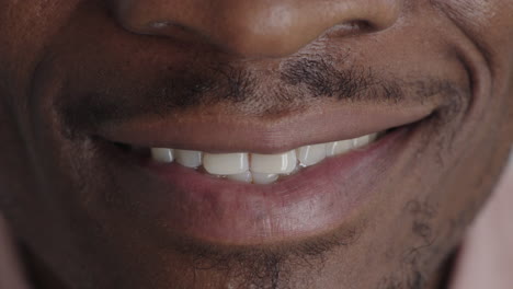 Cerrar-Los-Labios-Del-Hombre-Afroamericano-Sonriendo-Alegre-Feliz-Mostrando-Dientes-Blancos-Sanos-Concepto-De-Salud-Dental