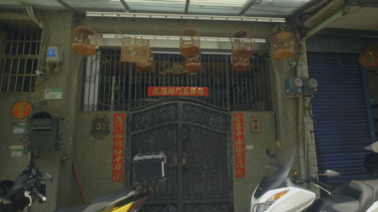 pájaros cantores en jaulas en un hogar típico en la ciudad de taipei taiwán