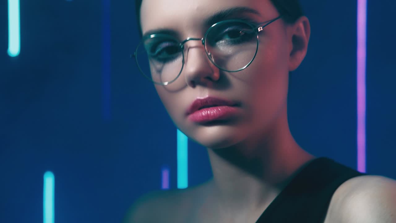 retrato de modelo de neón mujer segura gafas