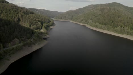 Toma-Escénica-De-Drones-De-Un-Hermoso-Lago-Al-Atardecer-En-El-Parque-Nacional-De-Harz,-Alemania,-Europa