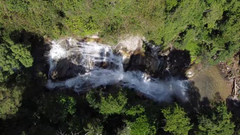 Overhead-aerial-shot-of-Chorrerón-de-Chuao-a-waterfall-located-two-hours-from-the-town-of-the-same-name-in-the-state-of-Aragua,-Venezuela