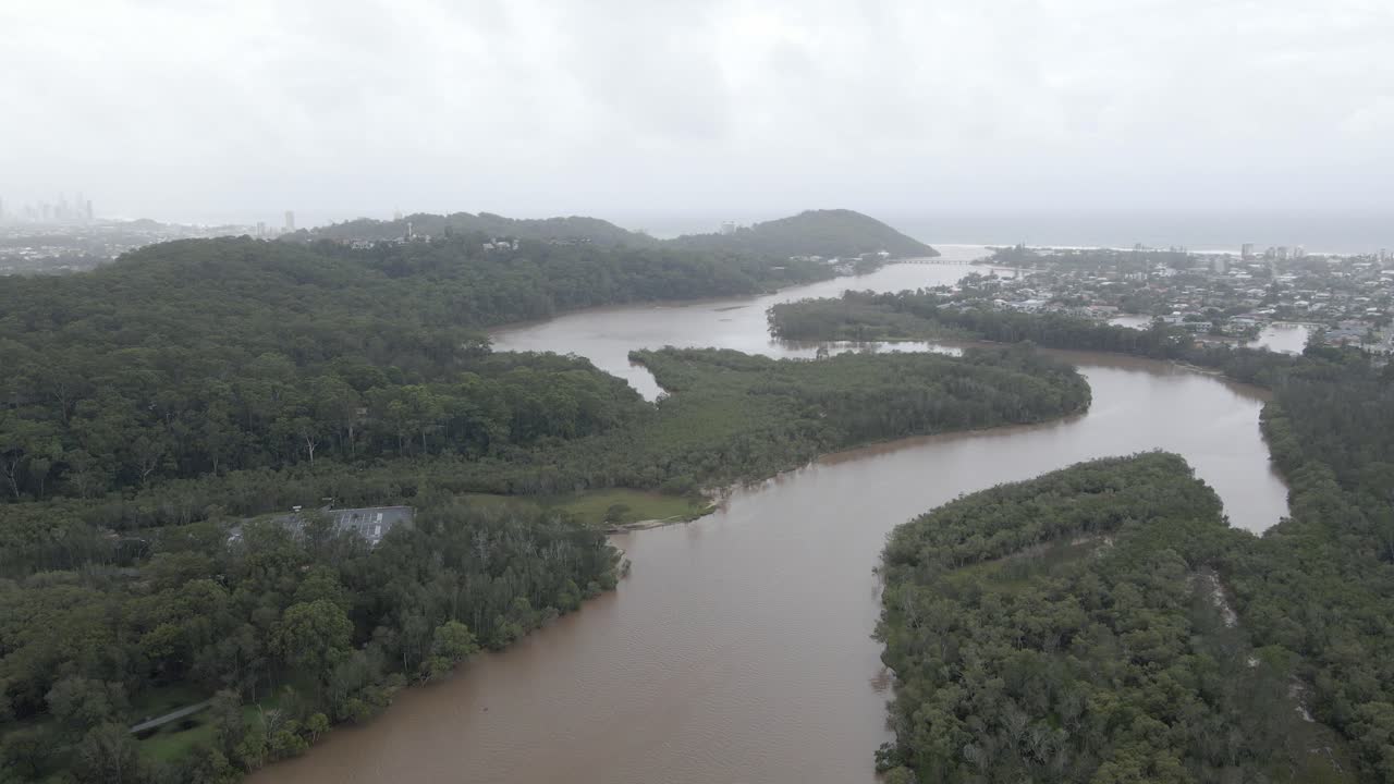 vista aérea del arroyo tallebudgera rodeado de un paisaje boscoso en gold coast, queensland, australia