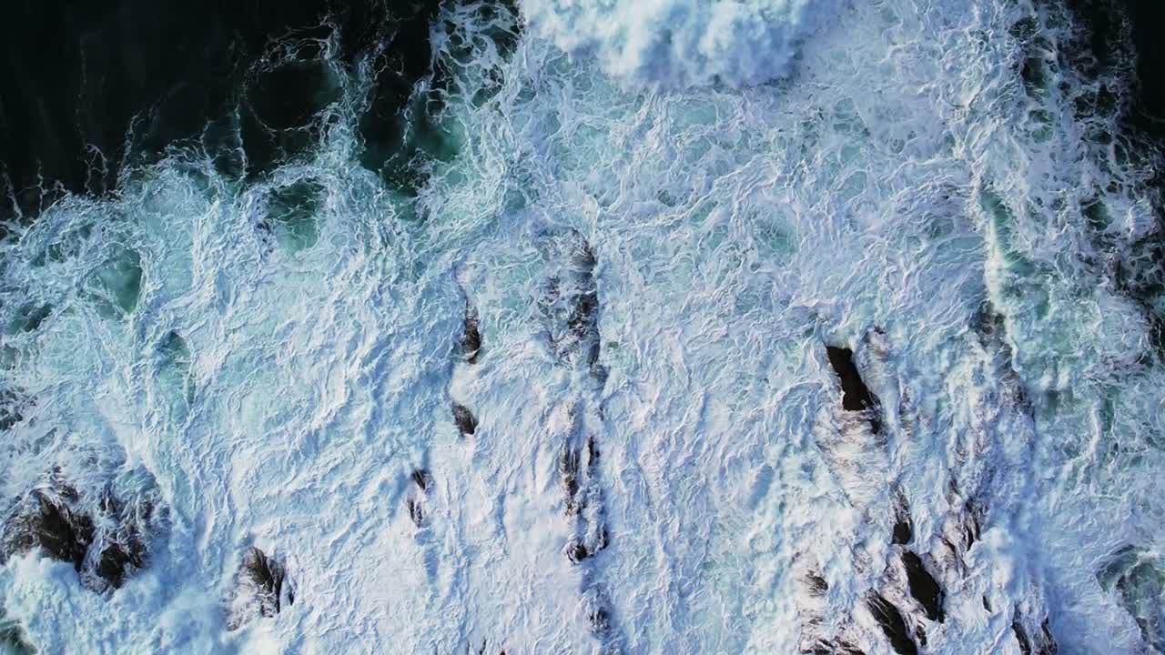바위 위에  물이 어지는 위에서 아래로 보이는 바다 파도의 느린 움직임