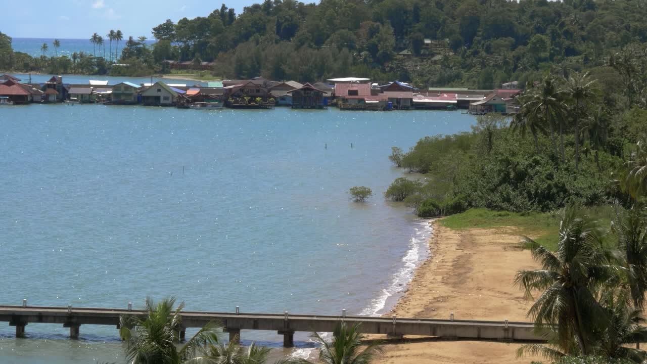 una toma estática de una bahía con un muelle y un muelle de pescadores al fondo, koh chang, cultivo de tailandia