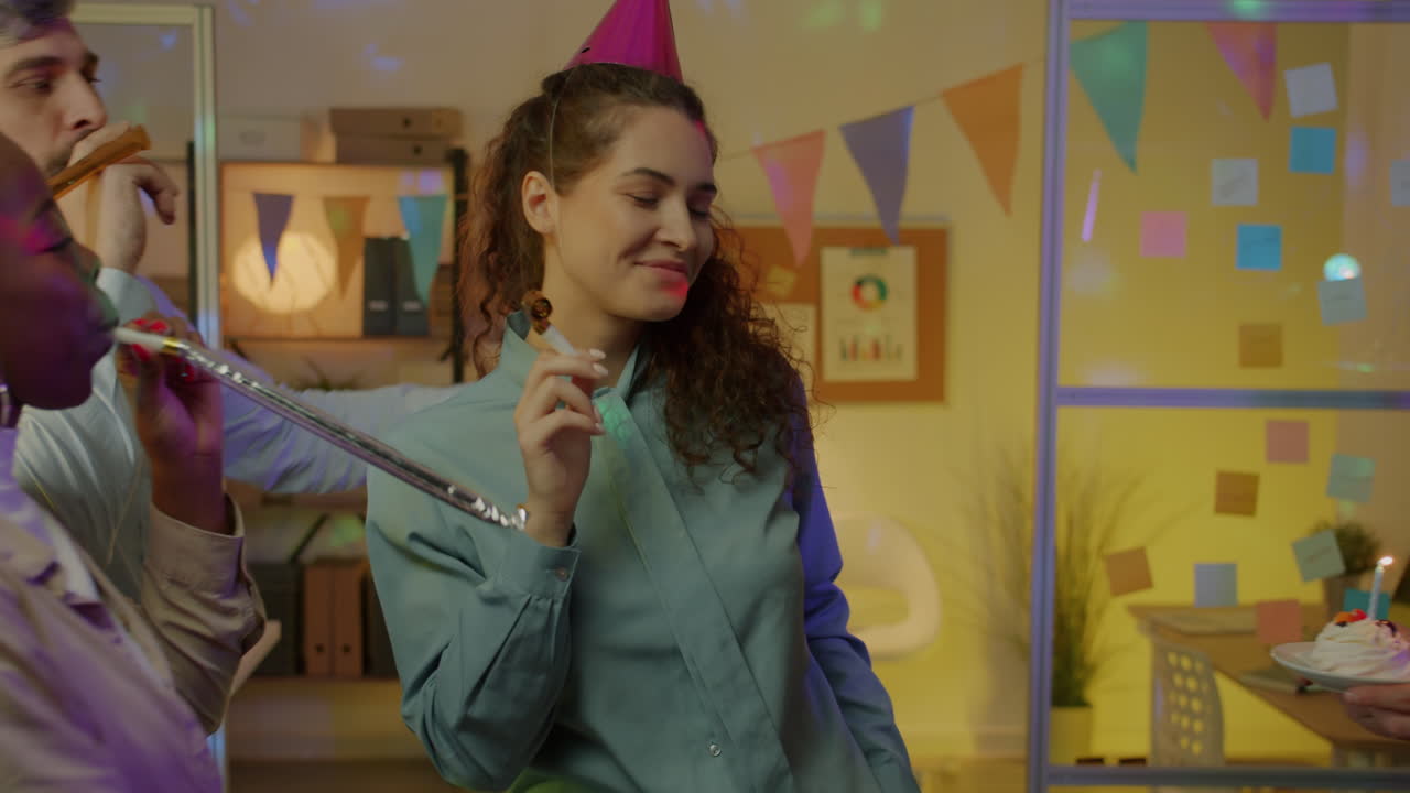 celebración de cumpleaños en la oficina