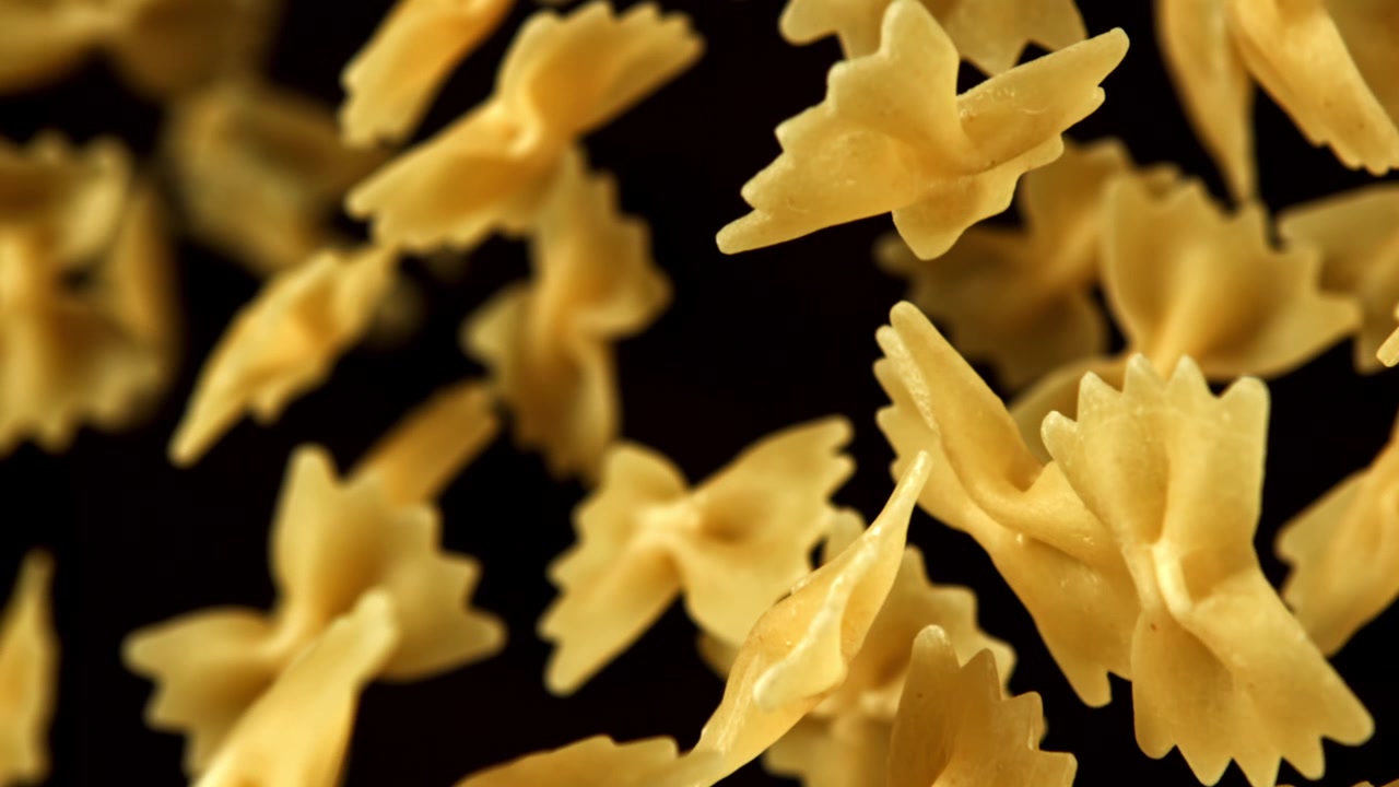 Pasta farfalle cruda che cade al rallentatore