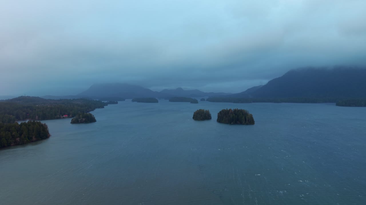 밴쿠버 섬에 있는 토피노의 드론 촬영은 가을의 색, 거친 해안선, 그리고 바다의 파도를 풍경적인 공중 전망으로 보여줍니다.
