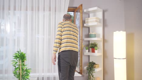 아픈  ⁇ 은이가 창문 밖을 보고 있어요.