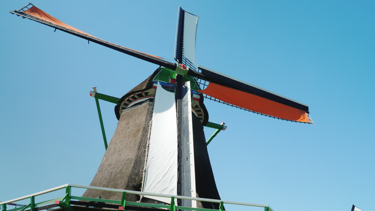 푸른 하늘 4k 비디오의 배경에 대한 오래된 네덜란드 풍차