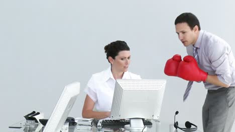 hombre de negocios competitivo hablando con su colega usando guantes de boxeo
