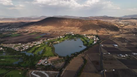vista aérea con vistas al campo de golf hacienda cantalagua en contepec, méxico