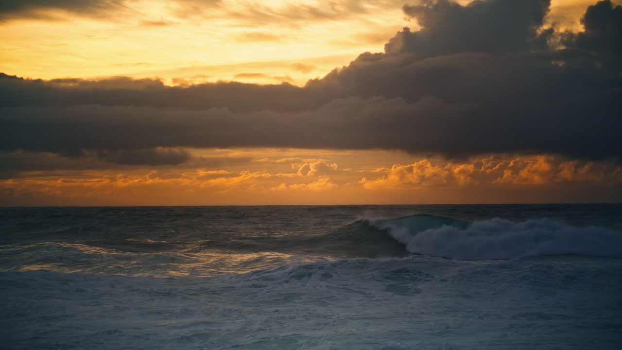 Meereswellen rollen bei Sonnenuntergang an den Strand. Atemberaubende Meereslandschaft und Naturansicht.