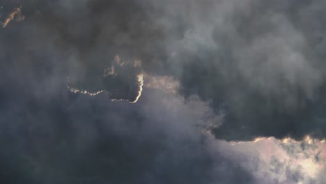 tormenta sobre el cielo oscuro, paisaje urbano de tormentas