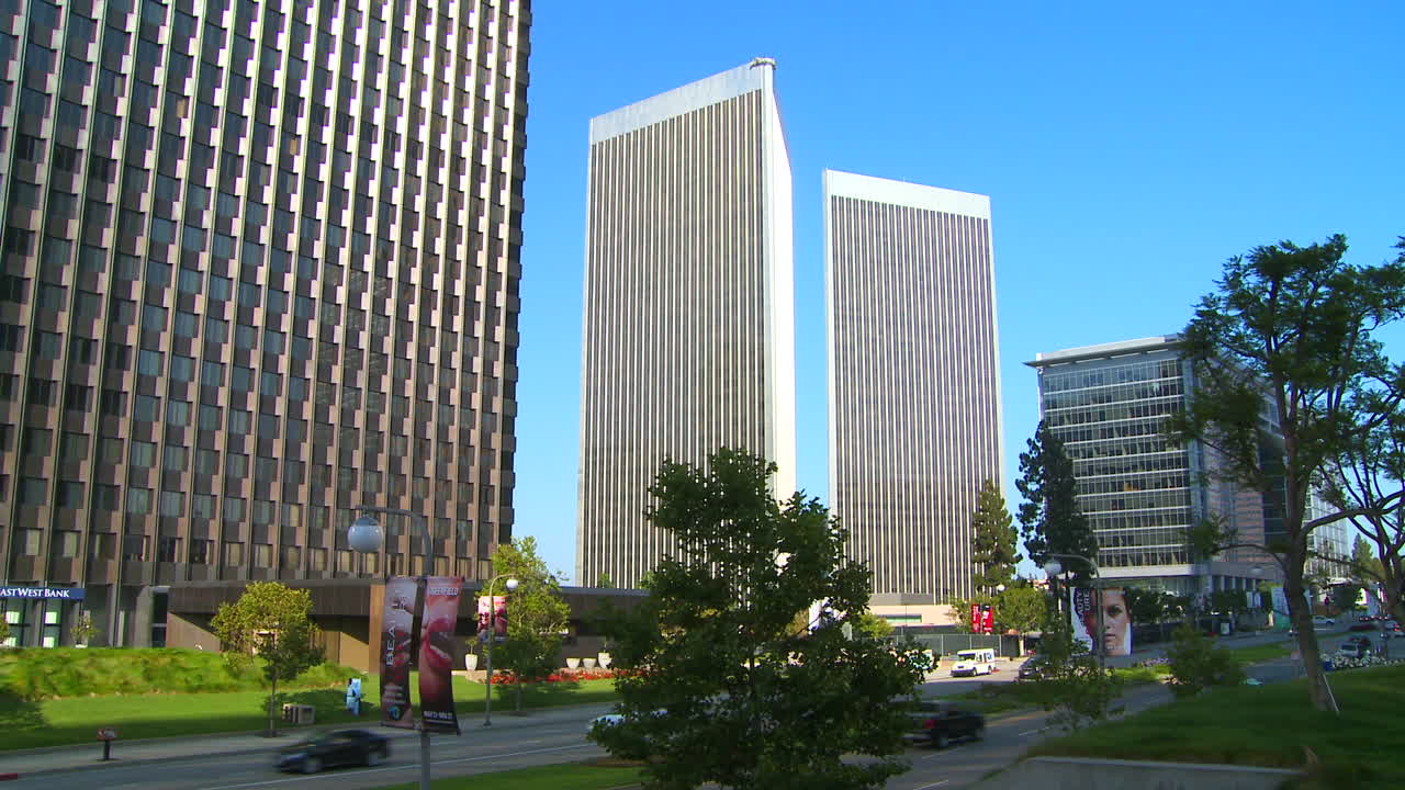 센추리 시티 로스앤젤레스 캘리포니아 2의 가로수길과 고층 건물의 설정 샷