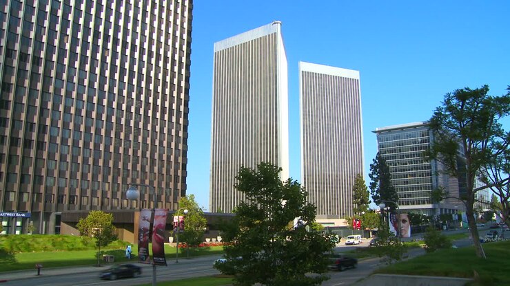 Panoramica introduttiva di viali e grattacieli di Century City, Los Angeles, California 2.