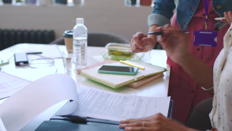 mujeres de negocios, escritura y contrato