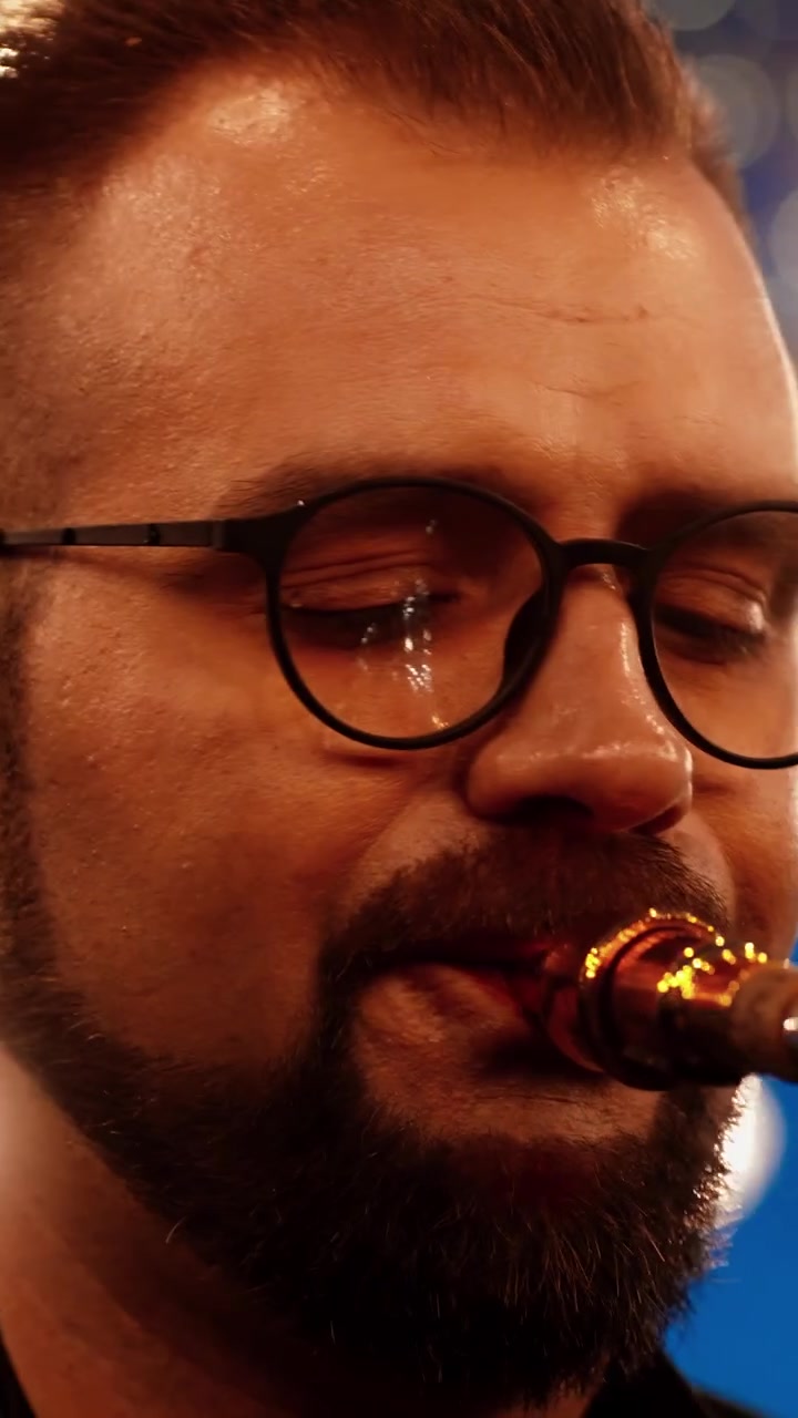 Close-up de um Homem Tocando Saxofone com Luzes Bokeh