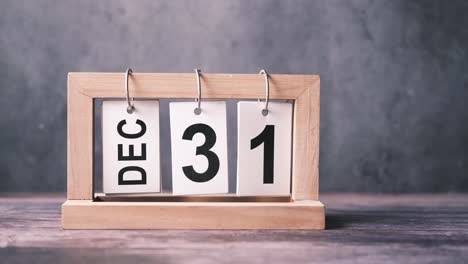 calendario de madera que muestra el 31 de diciembre