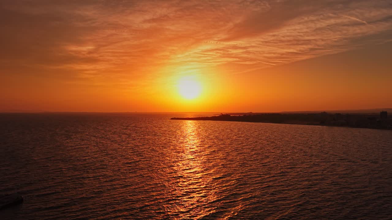 Solnedgang over Sortehavet nær Nesebar i Bulgariens kystlandskab