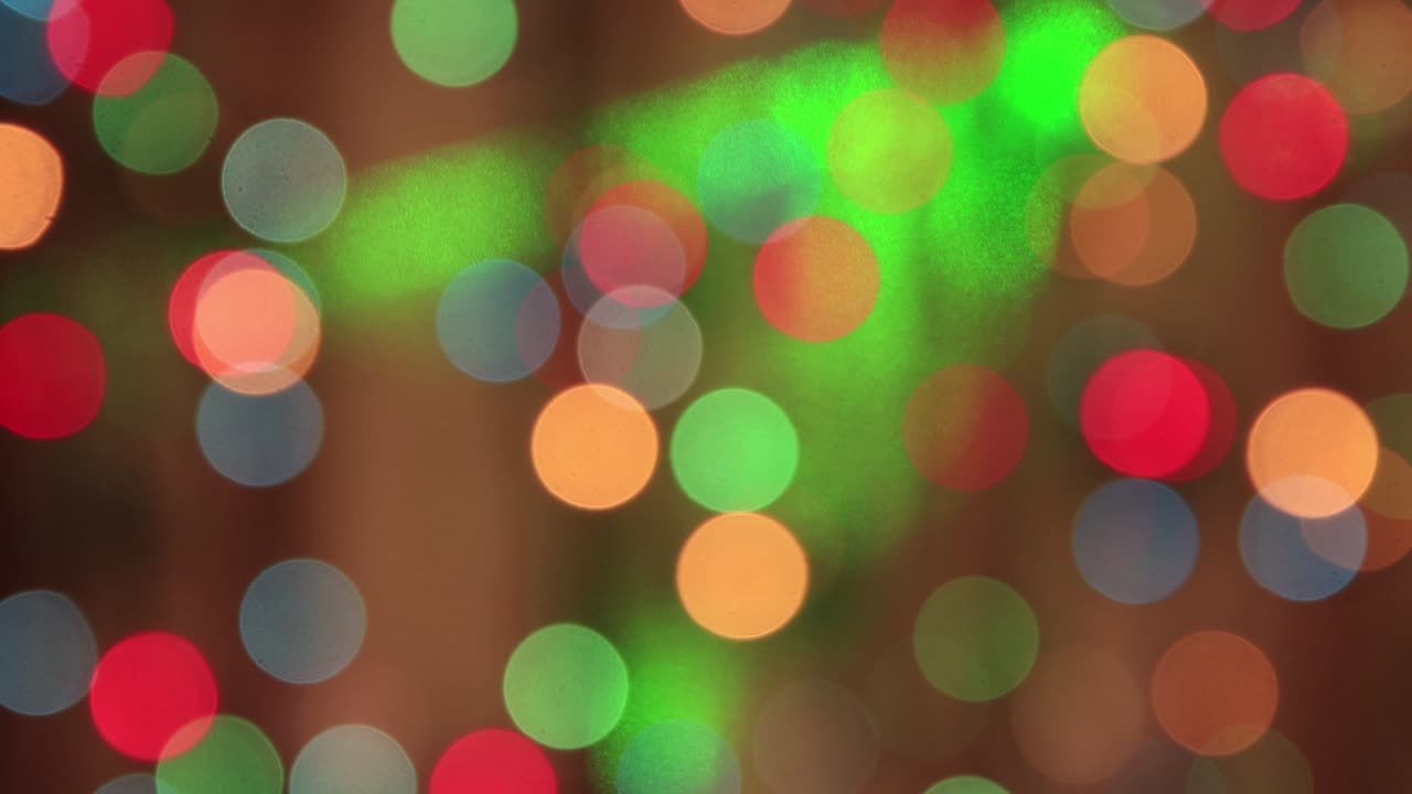 luces multicolores en la oscuridad con un rayo verde rápido.