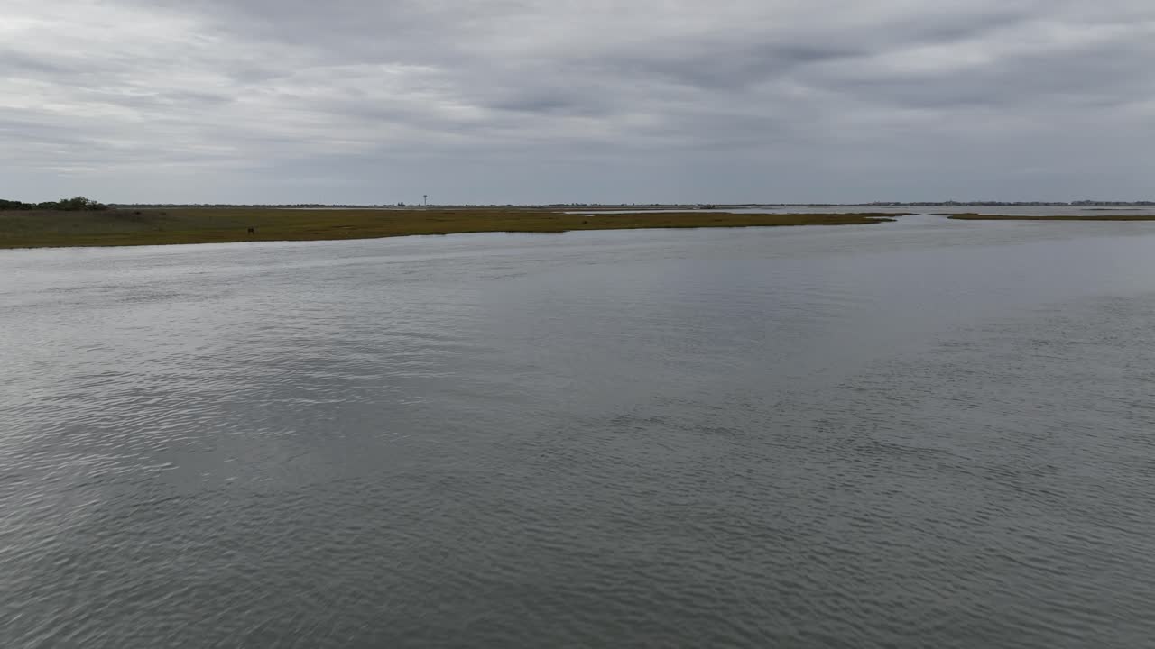 una vista aérea de baja altitud sobre las marismas en hempstead, nueva york, en un día nublado