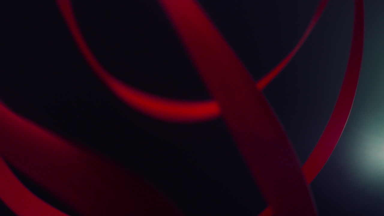 atleta desconocido ejercitando cinta de gimnasia. mano irreconocible cinta giratoria